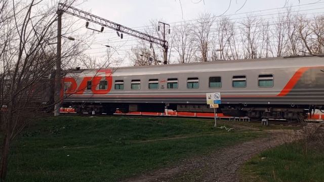 ЭП1м-613 с поездом 310С Воркута-Адлер проезжает О.п. 1522 км. смотреть онлайн