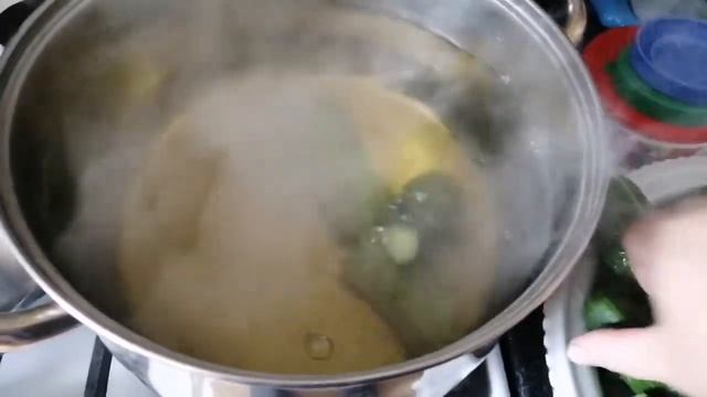 Заканчиваю с огурцами, мариную кобачки.