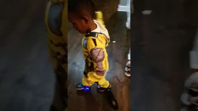 Neon Roller Shoes смотреть онлайн