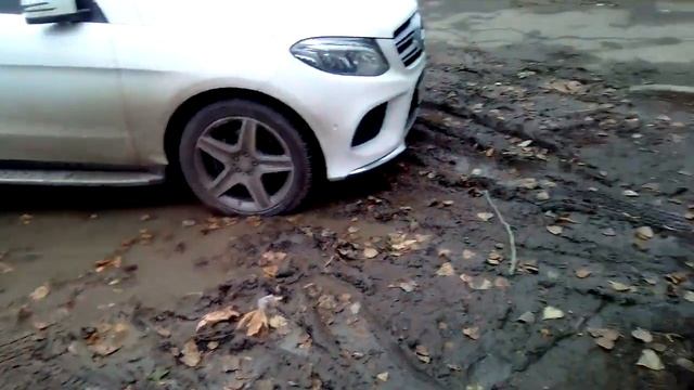 Дерево прилегло на дом. Херсон 13.12.2018 Бывает и такая ситуация. Состояние города смотреть онлайн