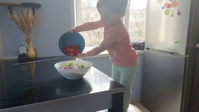 Дочь учится готовить салат. Смотрите что у неё получилось смотреть онлайн