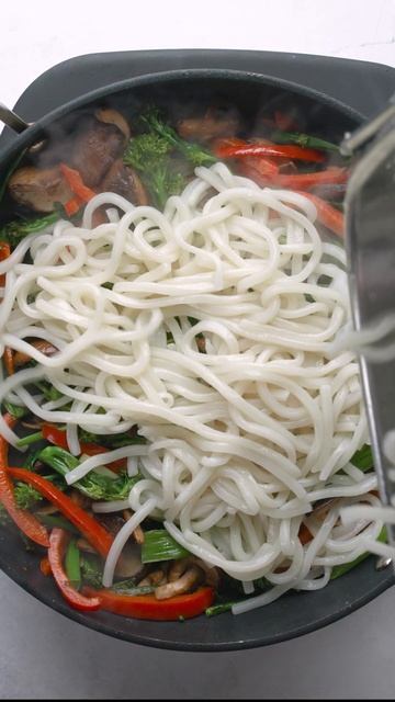 Make this Vegan Yaki Udon for an amazing dinner! смотреть онлайн