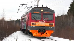 Разрисованная граффити ЭД4М-0047 сообщением Богданович — Алапаевск