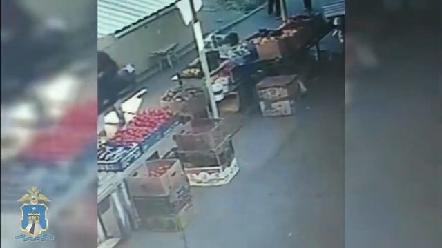Гулявшего по рынку хулигана с оружием ждет наказание в Невинномысске смотреть онлайн