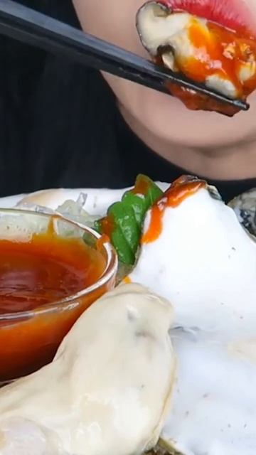 giant oyster mukbang #mukbang #mukbangasmr #eatingshow #eatingsounds #asmreating #oyster смотреть онлайн