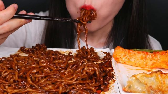 ASMR BLACK BEAN NOODLES, FRIED DUMPLINGS, KIMCHI 짜파게티 군만두 김치 먹방 EATING SOUNDS MUKBANG | Zoey ASMR 조