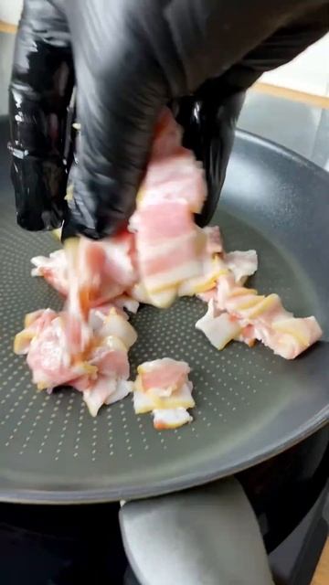 Салат с беконом и хрустящими гренками смотреть онлайн