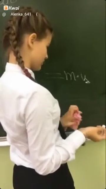 Школьница у доски решает задачу смотреть онлайн