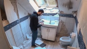 Мужчина ремонтирует старый дом, комната за комнатой