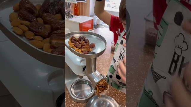 Конфеты из фиников смотреть онлайн