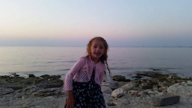 33 коровы в моём исполнении😁 пляж Херсонес. Сентябрь 2015. смотреть онлайн