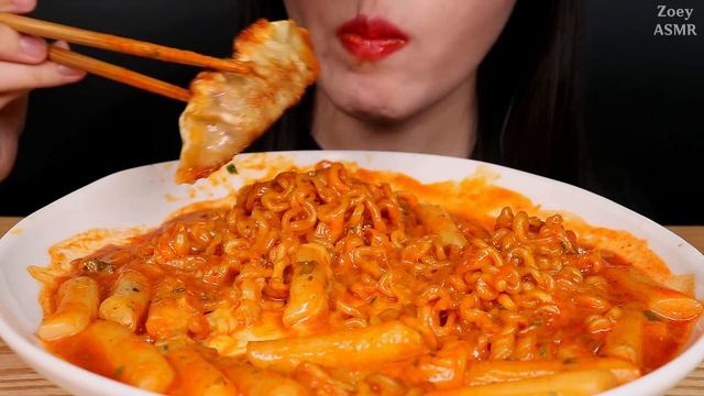 ASMR CHEESY SPICY RICE CAKES 까르보불닭라볶이 리얼사운드 먹방 咀嚼音 RABOKKI EATING SOUNDS NO TALKING MUKBANG смотреть онлайн