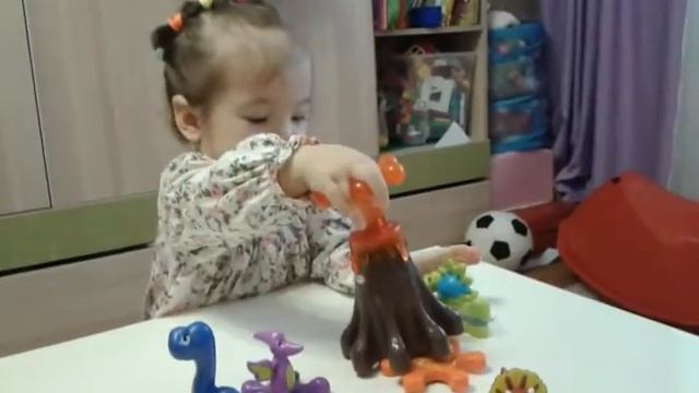 Играем с заводными динозаврами Little Tikes смотреть онлайн