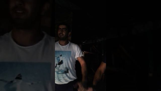 парень классно поет