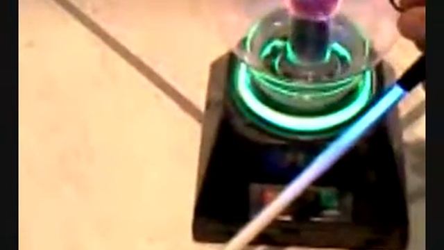 Plasma Sphere + Neon = Light смотреть онлайн