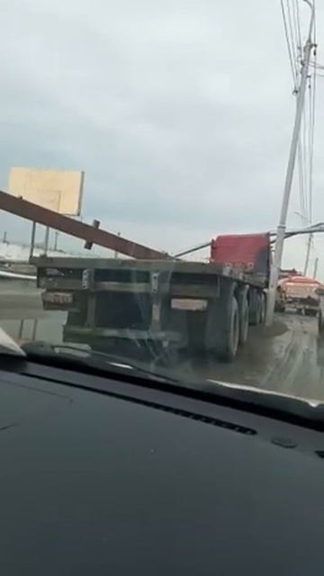 В Корсакове большегруз порвал теплотрассу смотреть онлайн