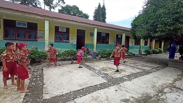PJOK Kelas 3 SD Permainan Tepuk Suit Lari смотреть онлайн