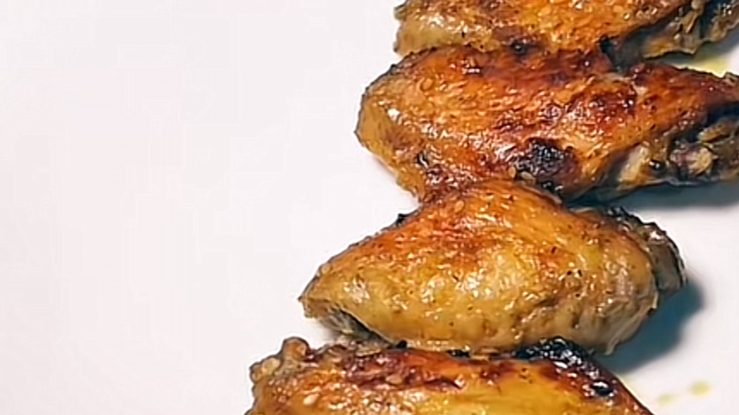 Не устаю готовить мои любимые крылья, каждый раз добавляя или убирая специи. Вкуснейшая закуска.