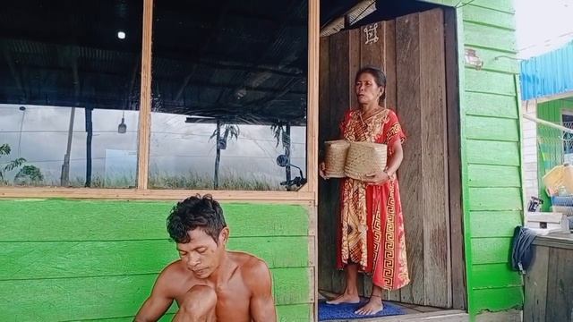 SUKU DAYAK KALIMANTAN ❤️ MEMBUAT TEMPAT MAKAN DARI ROTAN ❤️ смотреть онлайн