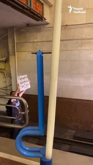 Мужчина встал на рельсы перед поездом смотреть онлайн