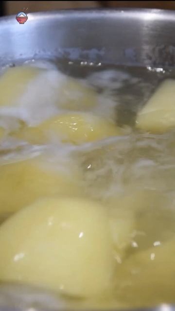 Самое вкусное картофельное пюре без комочков! С теплым молоком и маслом #рецепт #картошка #пюре смотреть онлайн