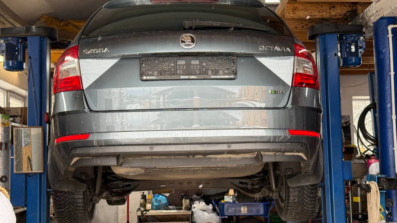 Метановая Skoda Octavia A7 G-TEC вид снизу. Расположение газовых баллонов. Нестандартный выхлоп. смотреть онлайн