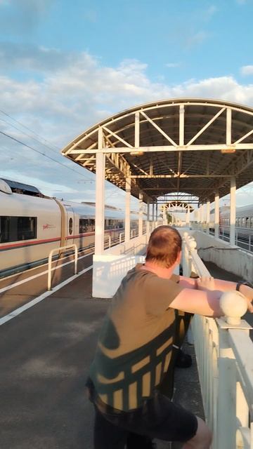 Между двух поездов