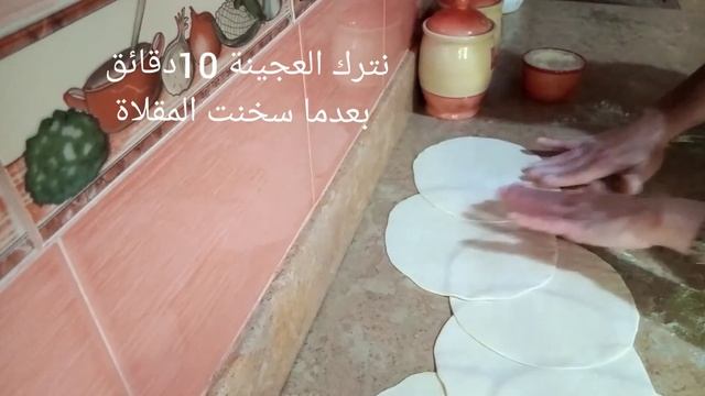 أسهل طريقة خبز الطعمية والفلافل👌Arabic bread & falafel bread😍 смотреть онлайн