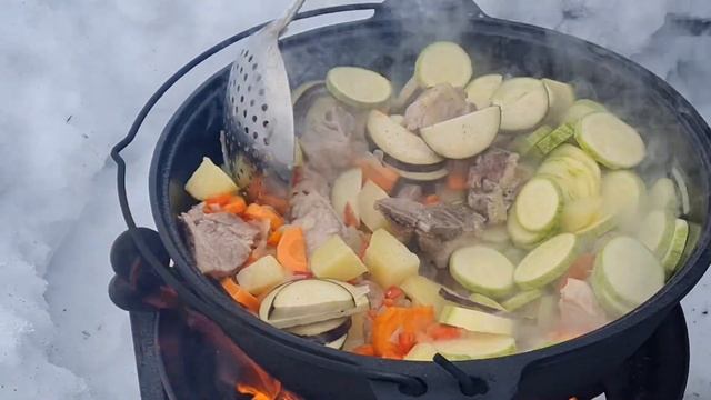 Просто рагу с мясом в казане.(ENG) Just stew with meat in a cauldron