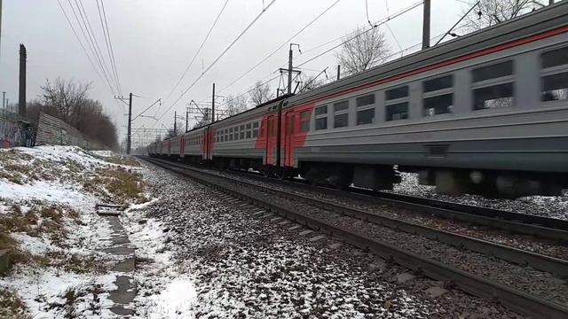 ЭР2Р 7054 с приветливой локомотивной бригадой смотреть онлайн