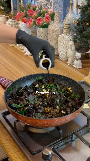 САЛАТ ИЗ ЧЕРНЫХ ДРЕВЕСНЫХ ГРИБОВ И ШПИНАТА ПО-КИТАЙСКИ🥢 смотреть онлайн