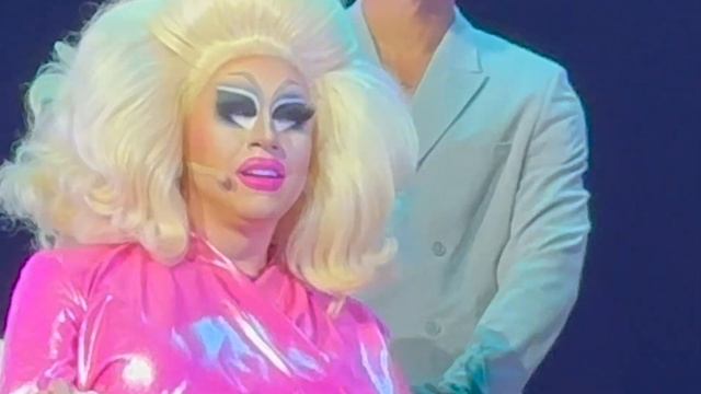 [4K] Trixie Mattell Falling in Leeds during Trixie & Katya Live - Memed смотреть онлайн