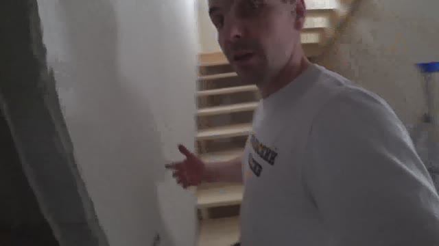 Установка деревянной лестницы на 180 градусов в ЖБРЕИ через площадку и деревянные подставки . смотреть онлайн