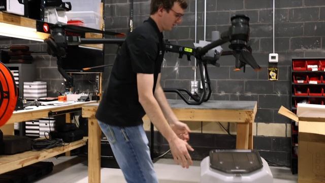 How to switch your Liquid Tank for a Granular Spreader | DJI AGRAS смотреть онлайн