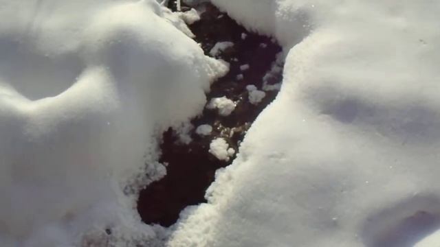 Ручей у скалы "Ниши выветривания" смотреть онлайн