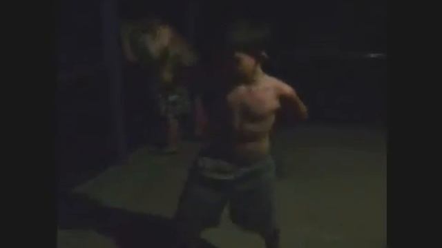 парень зажигает!!! эй толстый