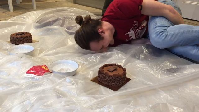 FUNNY CAKE EATING CHALLENGE! смотреть онлайн