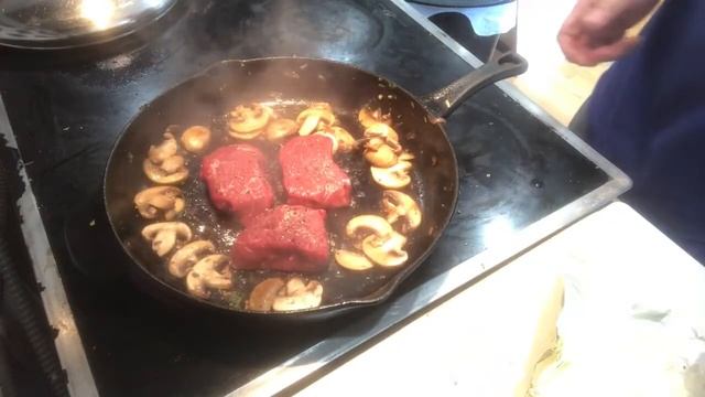 How To Cook Filet Mignon in a Cast Iron Skillet and Finish in the Oven смотреть онлайн