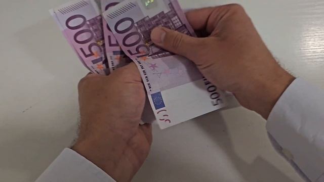 Quick Counting 28,000 Euros in 500 Euro Banknotes! смотреть онлайн
