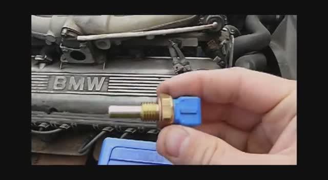 Замена датчика охлаждающей жидкости на примере автомобиля BMW 520i (BMW e34) смотреть онлайн