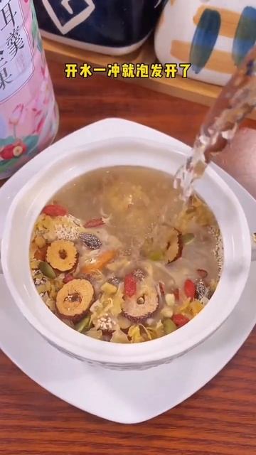 Bring yourself a bowl of red dates, nuts and white fungus soup every day, which is convenient, fast смотреть онлайн