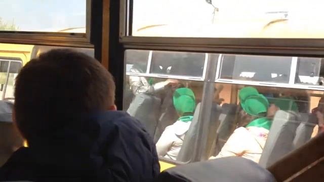 Поем в автобусе смотреть онлайн