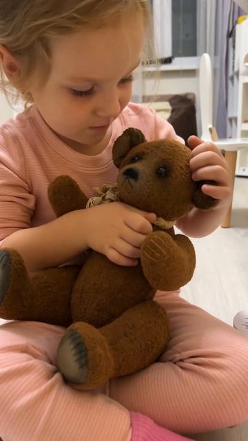 Агате понравился мишка, сшитый по выкройке 1956 года 🥹