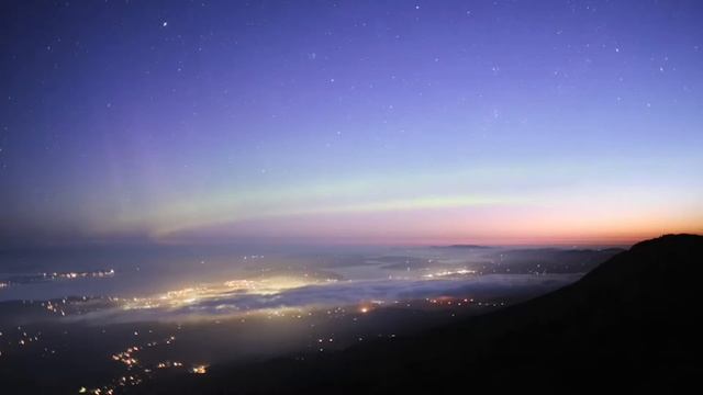 Hobart City Dazzles Under Colourful Aurora Australis смотреть онлайн