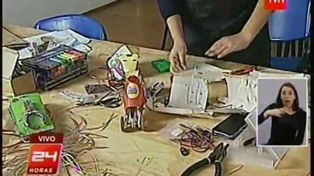 SANTIAGO MAKER SPACE TALLER MI PRIMER ROBOT 24HORAS TVN 14 06 2013) смотреть онлайн