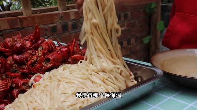 比店里还好吃的蒜蓉小龙虾，100元5斤蒜香味的，一家人吃了满满一地#大口吃肉 смотреть онлайн