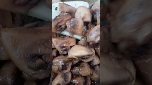шампиньоны в сливочном масле с каперсами и чесноком|обзор доставки продуктов из магазина Метро смотреть онлайн