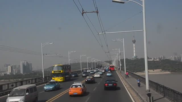 Ухань. Проезд по Первому мосту над Янцзы смотреть онлайн