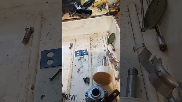 не могу собрать швейную машинку, лишние детали.