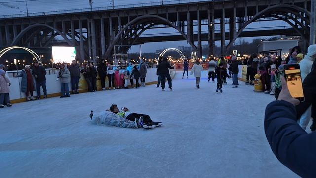 Трюки на коньках. на катке! смотреть онлайн